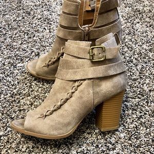 Tan open toe Heels - Size 8